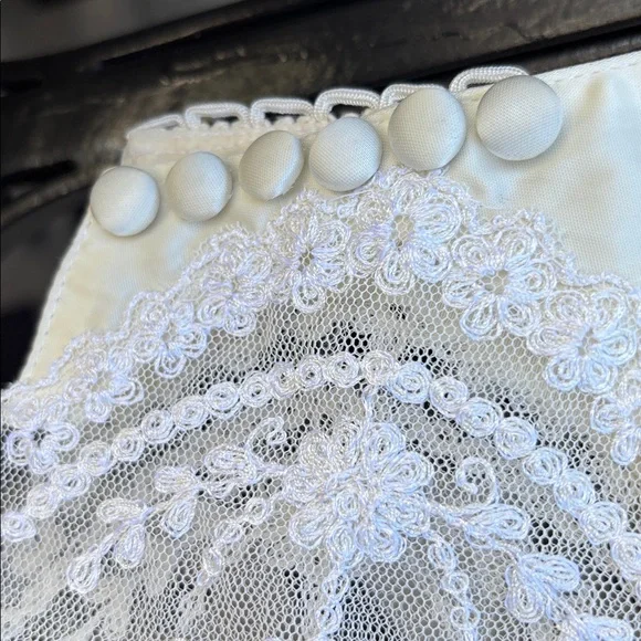 Vintage Elegant Ivory Wedding Dress with Train
size 2 - Picture 5 of 9